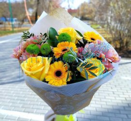 Букет цветов из: Розы, Герберы и Хризантемы