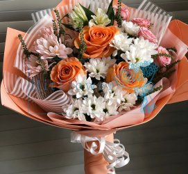Букет цветов из: Розы, Лизиантусы и Альстромерии